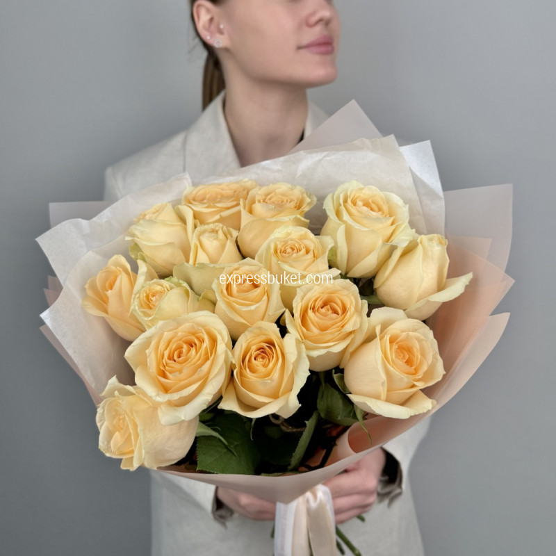 15 персиковых роз